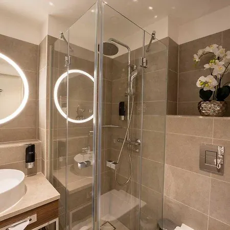 Plaza Premium Hotel 4*