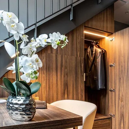 Plaza Premium 4* Münih