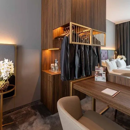 Hotel Plaza Premium 4*