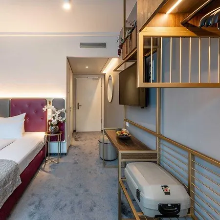 Plaza Premium 4*