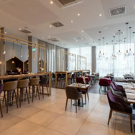 Plaza Premium 4*
