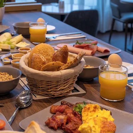 Plaza Premium 4* Münih