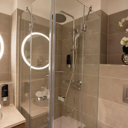 Plaza Premium 4*