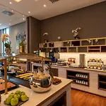 Plaza Premium Hotell 4*