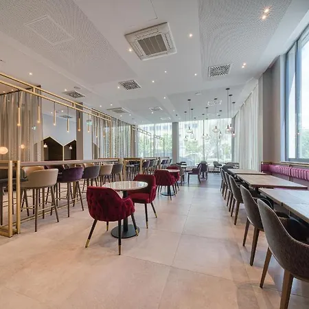 Plaza Premium Отель 4*