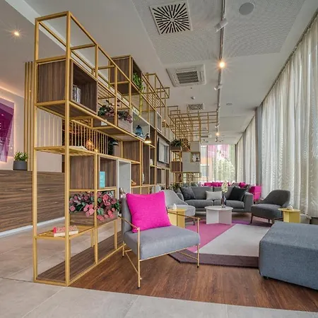 Plaza Premium Отель
