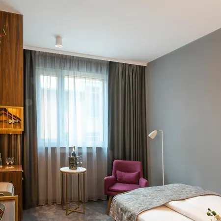 Plaza Premium Отель