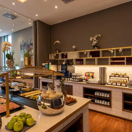 Plaza Premium Отель 4*