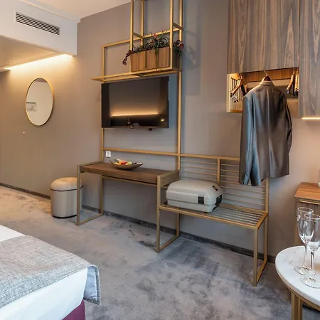 Plaza Premium 4*