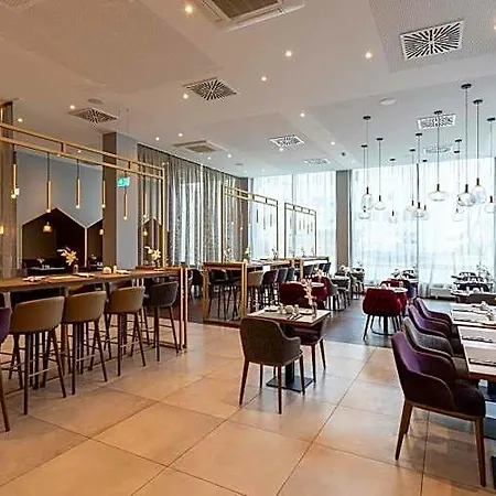 Plaza Premium 4*