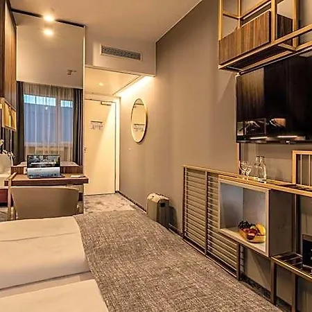 Plaza Premium Hotel 4*