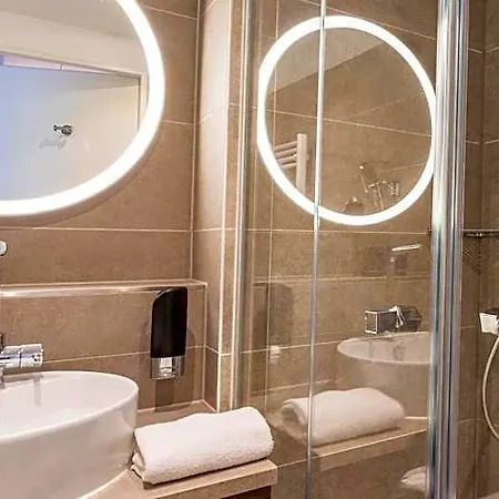 Plaza Premium 4*