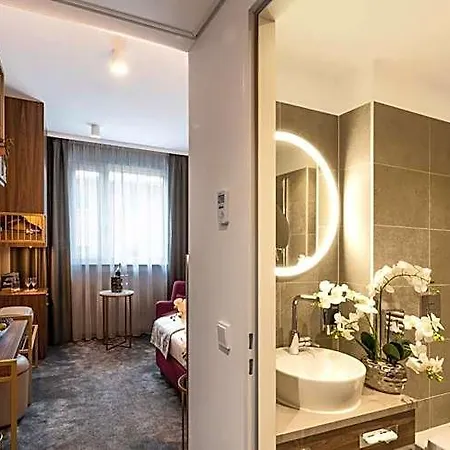 Hotel Plaza Premium 4*