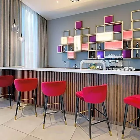 Plaza Premium 4*