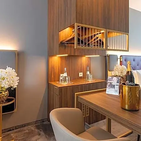 Hotel Plaza Premium 4*