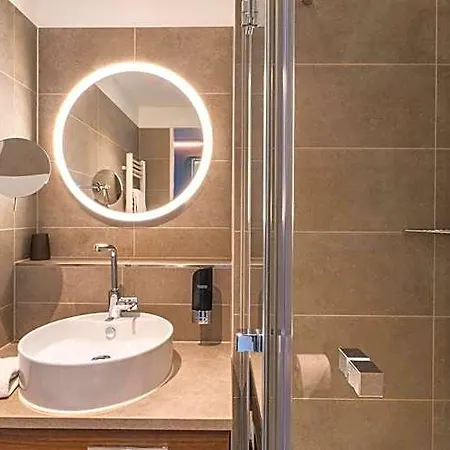 Plaza Premium 4*