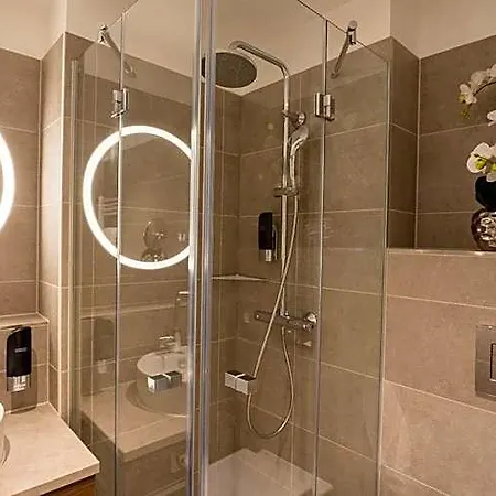 Hotel Plaza Premium 4*