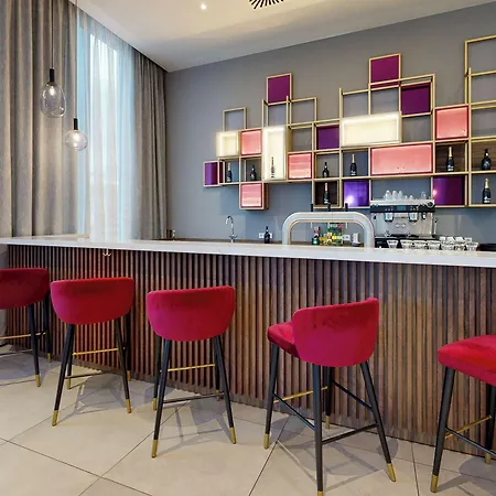Plaza Premium Hotel 4*