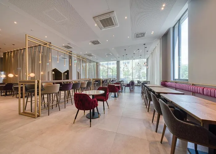 Plaza Premium Hotel 4*