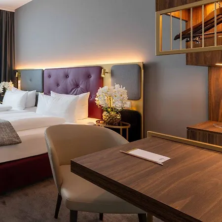 Plaza Premium 4*