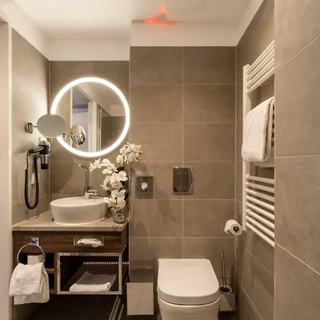 Plaza Premium 4*