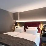 Plaza Premium 4*